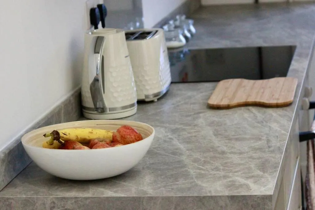 Modern 1Br Guest Lodge - Free Parking - Near Lgw Airport Crawley  0*, Crawley (West Sussex)