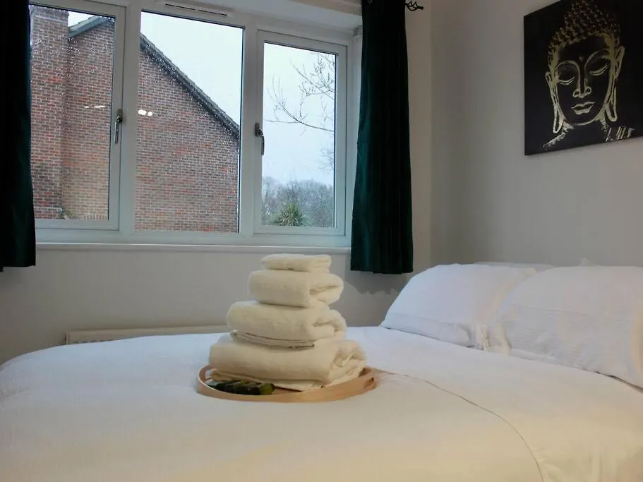 Modern 1Br Guest Lodge - Free Parking - Near Lgw Airport Crawley  Crawley (West Sussex)